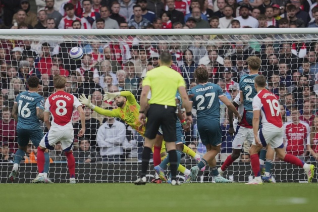 Huijsen đánh đầu tung lưới Arsenal.