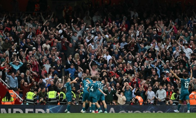 Bournemouth ngược dòng trước Arsenal.