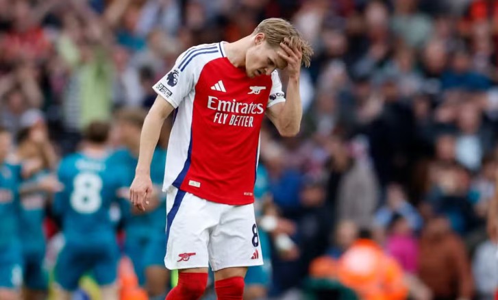 Martin Odegaard gây thất vọng trong trận thua Bournemouth.