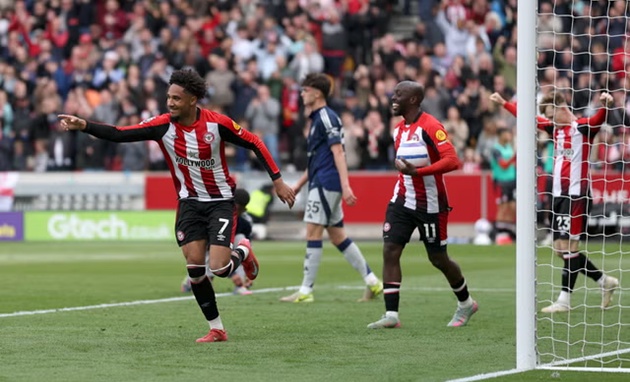 Brentford trừng phạt hàng thủ lỏng lẻo của Man Utd