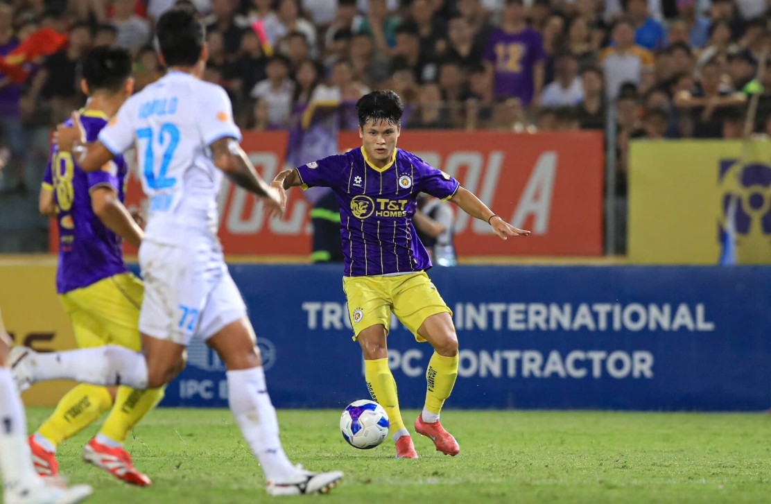 Hà Nội FC không thể chống đỡ các pha tấn công sắc nét của Nam Định và chịu thua ngay sau khi hiệp 1 kết thúc. Ảnh: VPF.