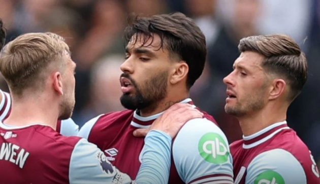 Tiền vệ của West Ham khóc vì nhận thẻ vàng.
