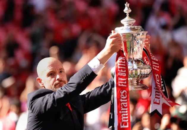 Ten Hag với danh hiệu FA Cup cùng Man United.