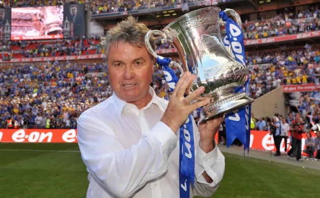 HLV Guus Hiddink bên cạnh danh hiệu FA Cup ở Chelsea.