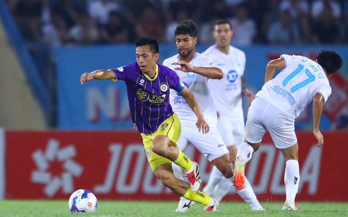 Hà Nội FC nhận trận thua tan tác trước Nam Định và không thể vực dậy ở hiệp 2 trận đấu. Ảnh: VPF.
