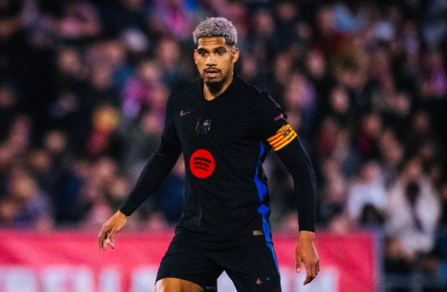 Ronald Araujo là mục tiêu chuyển nhượng của MU.