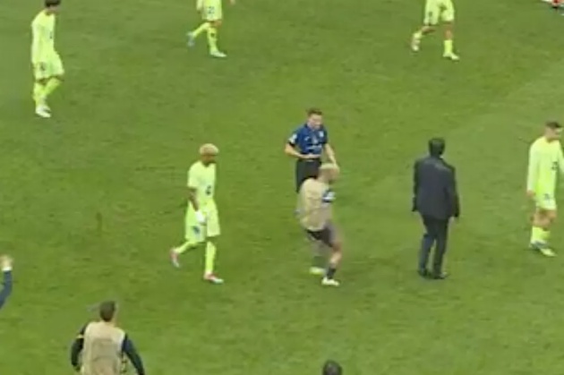Cầu thủ dự bị của Inter lao vào sân kéo Inzaghi trở lại.