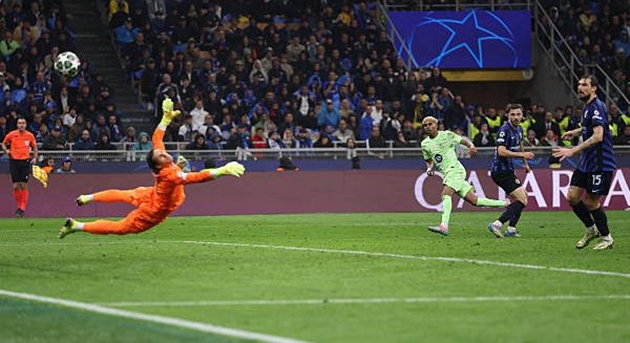 Yann Sommer làm nản lòng các chân sút bên phía Barcelona.