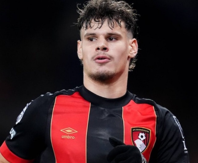 Milos Kerkez trong màu áo Bournemouth.