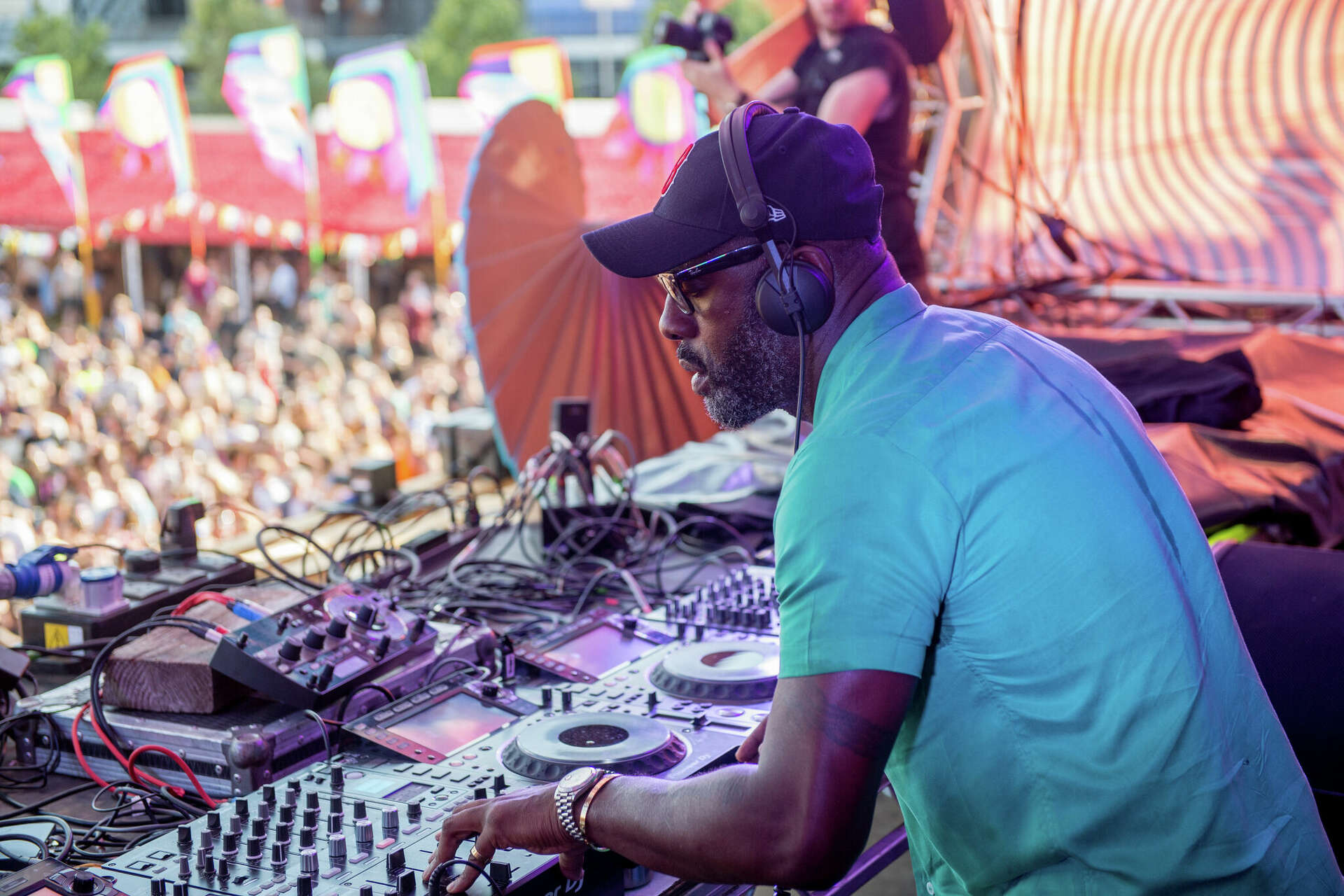 Idris Elba là một DJ kiêm diễn viên nổi tiếng.