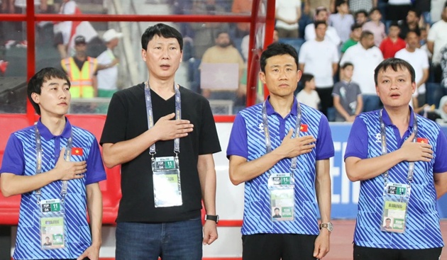 Thầy Kim cần tìm lời giải cho hàng công.