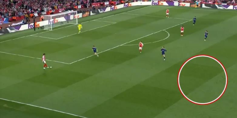 Odegaard nên chơi thấp hơn để nhận bóng.