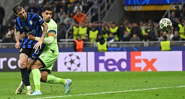 Ronald Araujo gặp khó khăn khi theo kèm Francesco Acerbi.