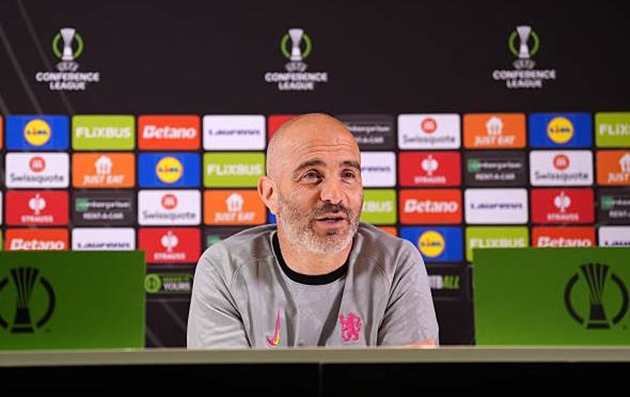 Enzo Maresca tỏ ra dè chừng dù Chelsea nắm lợi thế lớn.