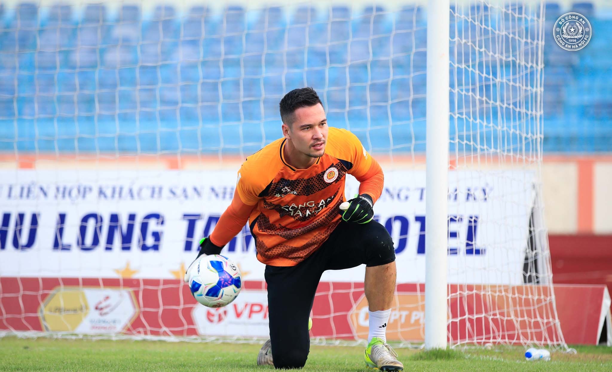 Thủ thành Nguyễn Filip vừa gây chú ý trên sân tập của CLB CAHN. Ảnh: CAHN FC.