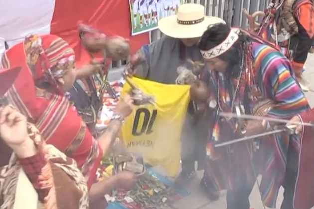 Hình ảnh được cho là các pháp sư Peru làm phép chống lại Neymar. Ảnh chụp màn hình.