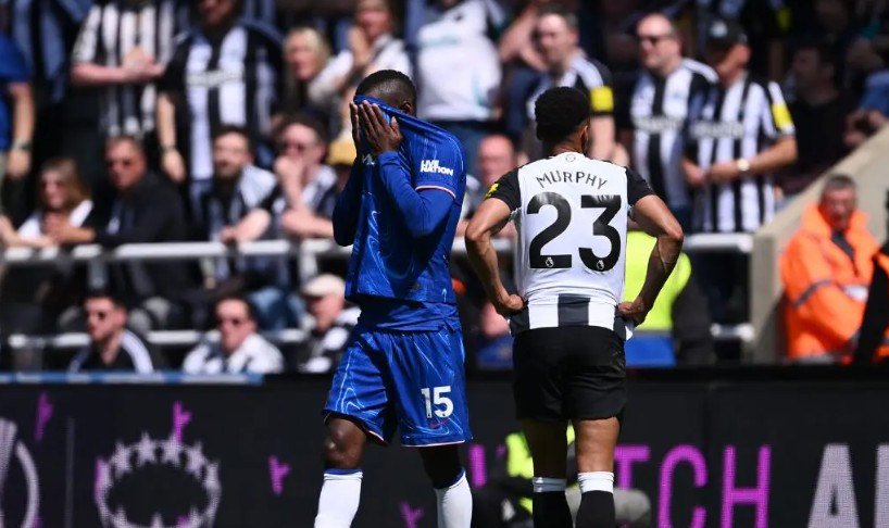 Nicolas Jackson khiến Chelsea mất người từ sớm.