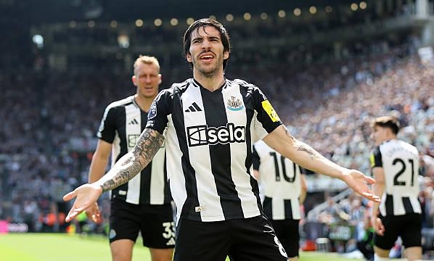 Newcastle United dễ dàng đánh bại Chelsea trong thế hơn người.