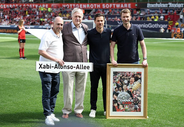 Món quà ý nghĩa Leverkusen dành tặng Xabi Alonso.