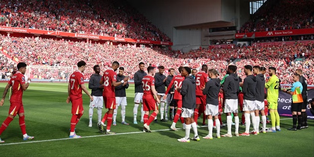 Arsenal xếp hàng chào mừng tân vương Liverpool.