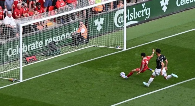 Saliba phòng ngự hời hợt khi Diaz ghi bàn.