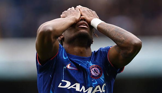 Noni Madueke như đóng vai khán giả ở St James' Park.