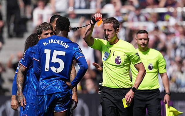 Jackson nhận thẻ đỏ khiến Chelsea thất thế.