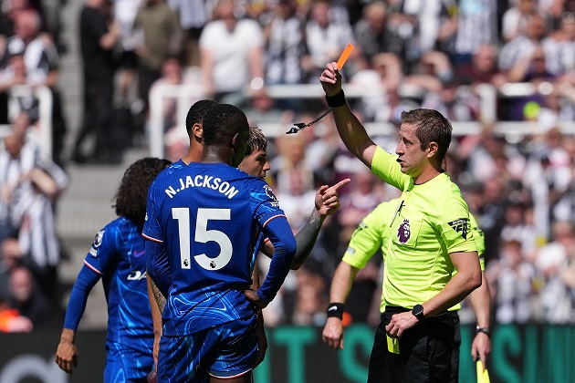 Jackson khiến Chelsea chơi thiếu người từ sớm.