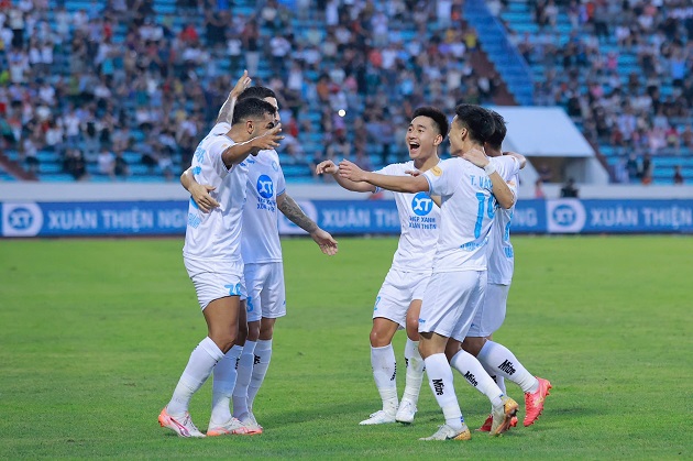 Nam Định đang đứng vững trên ngôi đầu.