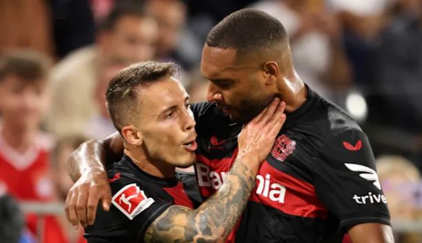 Alejandro Grimaldo và Jonathan Tah.
