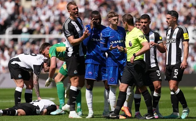 Jackson báo hại Chelsea khi nhận thẻ đỏ
