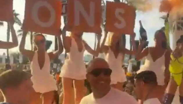 Arne Slot ăn mừng ở Ibiza.
