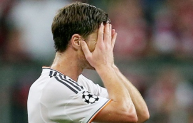 Xabi Alonso ôm mặt khóc khi lỡ trận chung kết Champions League 2013-14.