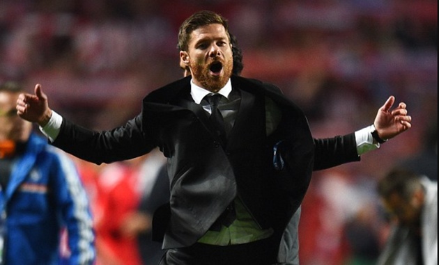 Xabi Alonso ăn mừng cuồng nhiệt sau bàn thắng của Ramos.