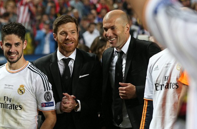 Alonso ăn mừng bên trợ lý HLV Zidane và các đồng đội.