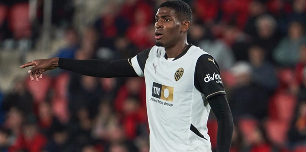 Paris Saint-Germain đặt Cristhian Mosquera vào tầm ngắm.