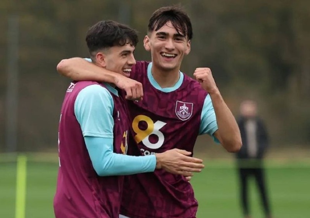 Brandon Ly (phải) là thành viên của đội trẻ Burnley.
