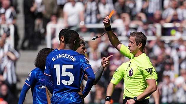 Jackson dính thẻ đỏ đáng tiếc ở trận gặp Newcastle.