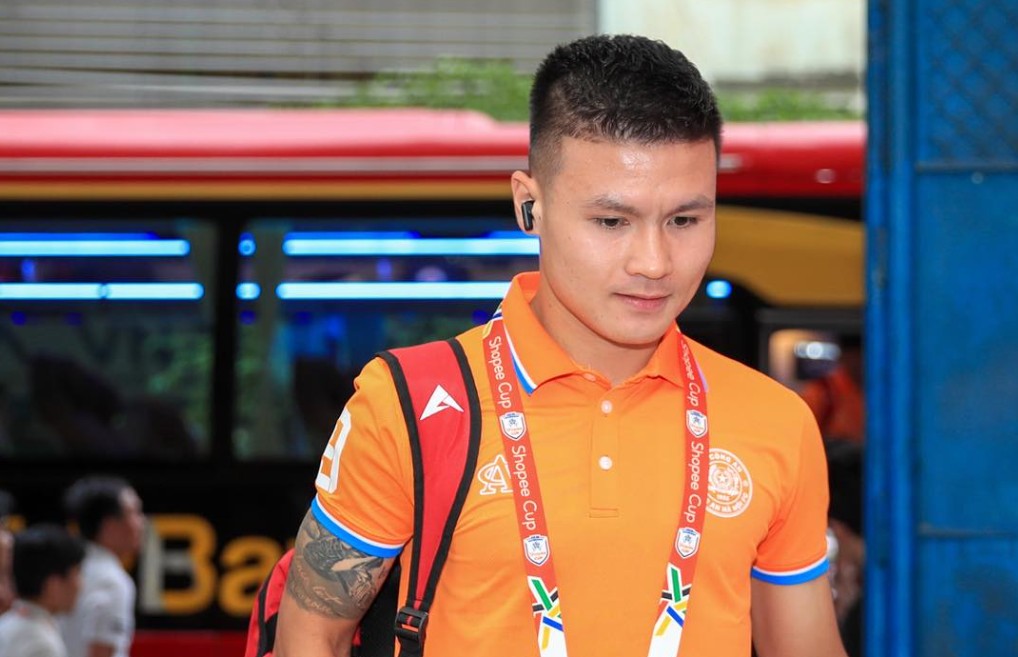 Nguyễn Quang Hải có trận đấu quyết liệt với Theerathon Bunmathan bên phía Buriram United. Ảnh: CAHN FC.