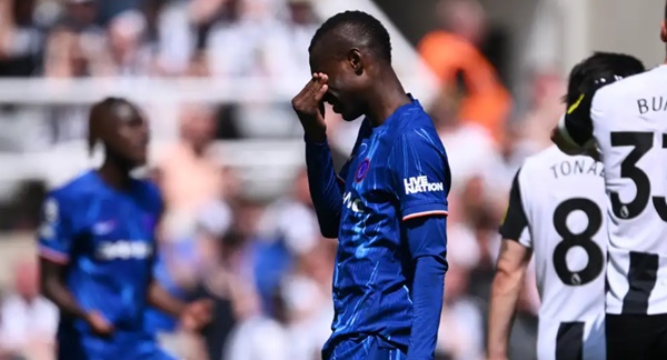 Jackson lĩnh thẻ đỏ trận gặp Newcastle.