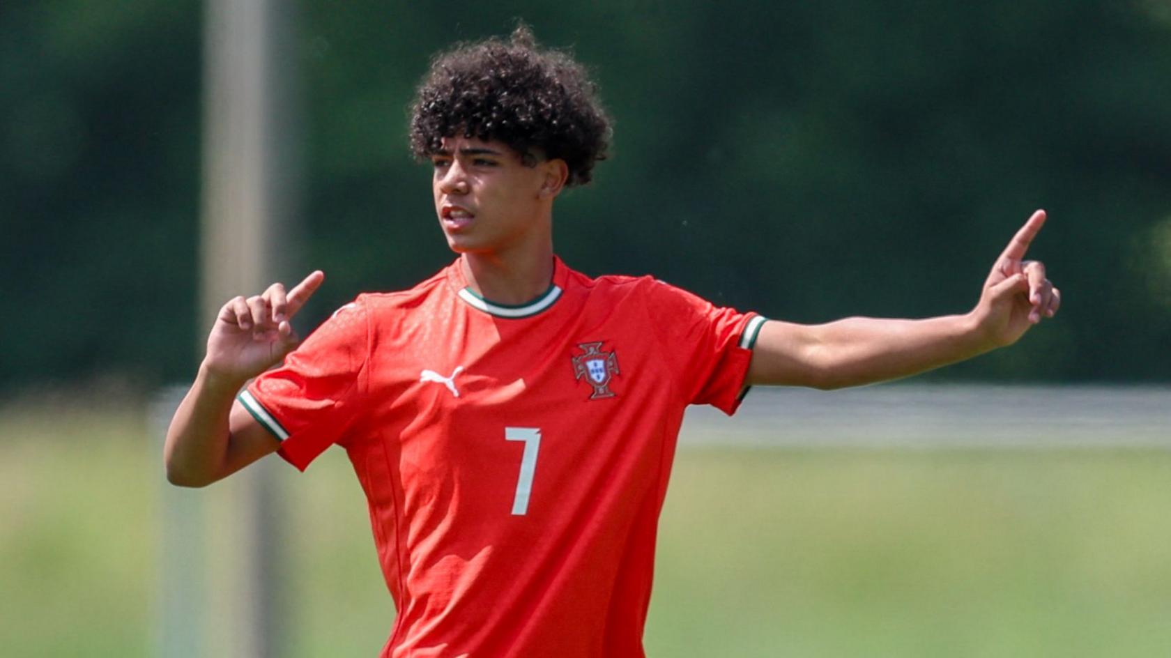 Ronaldo Jr đã ra mắt U15 Bồ Đào Nha.