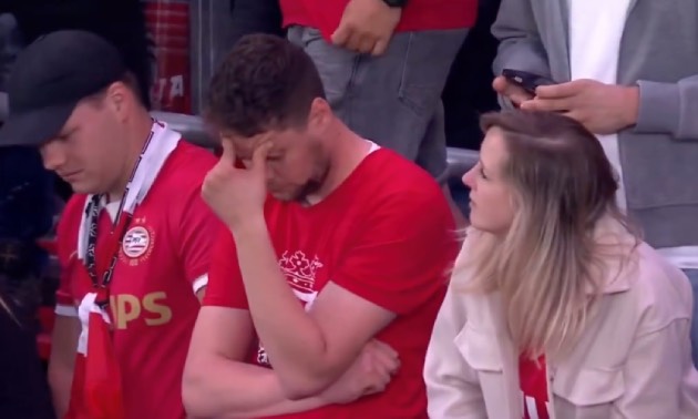 CĐV PSV trải qua những cung bật cảm xúc khó tả khi Ajax bị thủng lưới phút bù giờ cuối cùng.