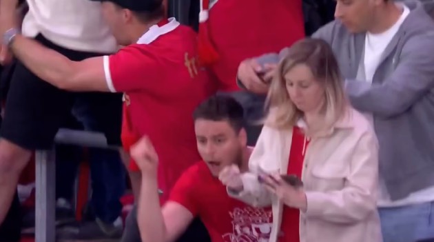 CĐV PSV trải qua những cung bật cảm xúc khó tả khi Ajax bị thủng lưới phút bù giờ cuối cùng.