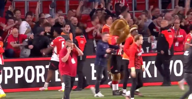 PSV soán ngôi đầu của Ajax theo kịch bản khó lường.