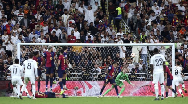 Rodrygo đã từng gieo sầu cho Barca.