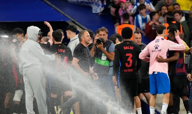 Espanyol tưới nước, phá màn ăn mừng vô địch của Barca