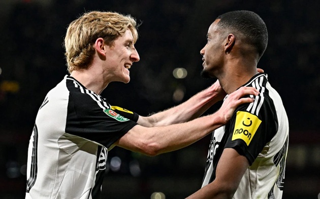 Isak và Gordon xem Arsenal là bước đi ngang thay vì thăng tiến